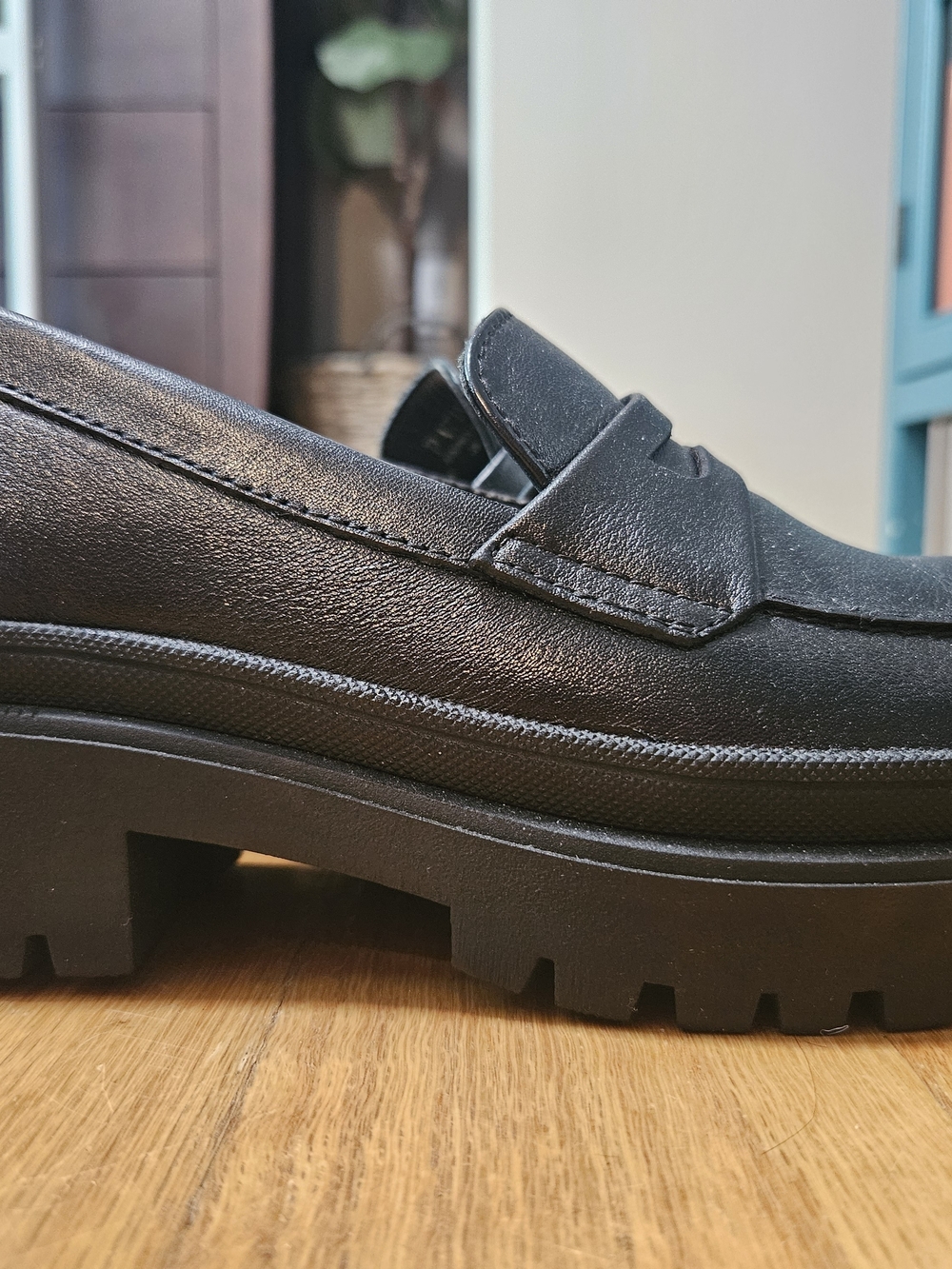 Patina Women's Black Leather Penny Loafers - Picture 5 of 8